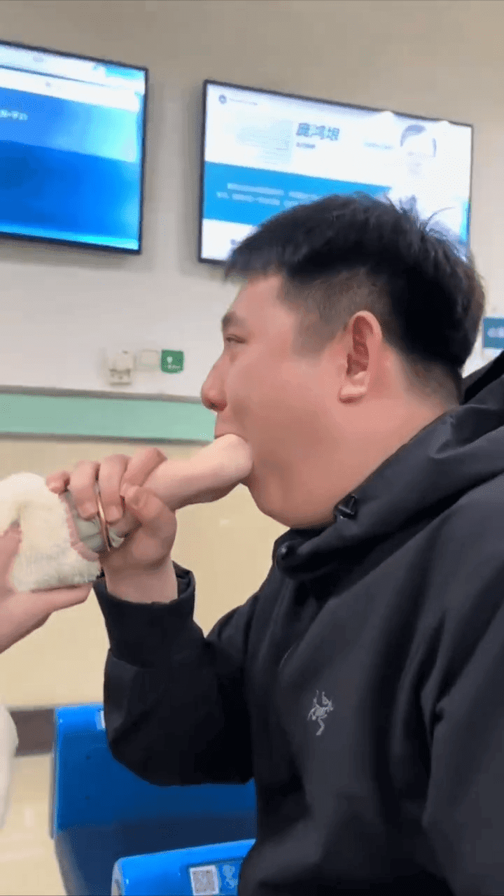 Пара из Китая решила повторить популярное видео из соцсетей, но эксперимент обернулся фиаско: у девушки застряла рука во рту её парня!